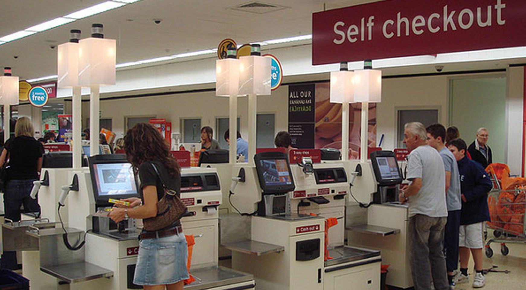 Self service shop. Касса самообслуживания (self-checkout). Селф чекаут. Касса самообслуживания NCR. Касса в Америке.